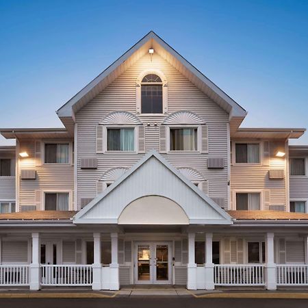 Travelodge Suites By Wyndham Moncton Exterior photo