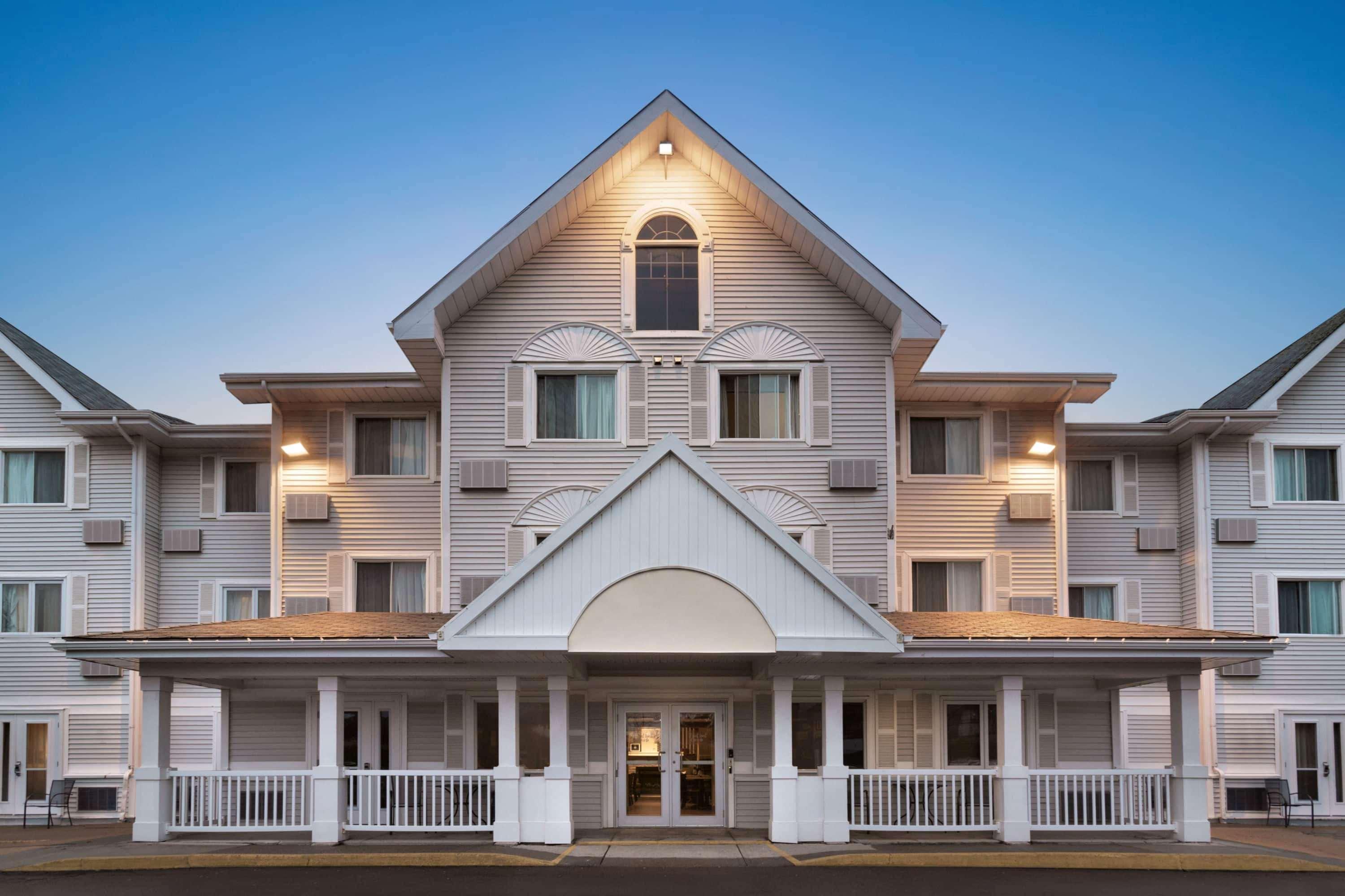 Travelodge Suites By Wyndham Moncton Exterior photo